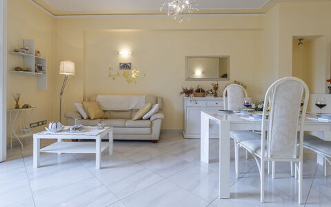 Leandro's House Near Thermal Baths: Tavolo, Mobilia, Proprietà, Divano, Costruzione, Sedia, Illuminazione, Comfort, Interior Design, Pavimento
