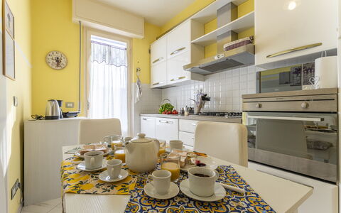 Leandro's House Near Thermal Baths: Cabinetry, Proprietà, Mobilia, Controsoffitto, Tavolo, Interior Design, Elettrodomestico Da Cucina, Cucina Stufa, Dishware, Tazza