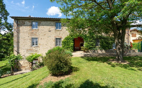 Casa Mirandola: Pianta, Cielo, Proprietà, Costruzione, Nube, Finestra, Albero, Lotto, Paesaggio Naturale, Casa