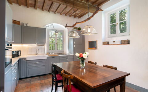Casa Mirandola: Tavolo, Mobilia, Cabinetry, Proprietà, Finestra, Controsoffitto, Legna, Interior Design, Illuminazione, Sedia