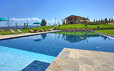 Villa Campana: Acqua, Cielo, Nube, Pianta, Costruzione, Piscina, Albero, Architettura, Casa, Erba