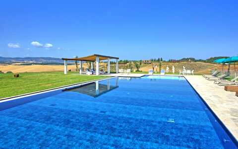 Villa Campana: Cielo, Acqua, Pianta, Piscina, Azzurro, Nube, Tempo Libero, Shade, Costruzione, Mobili Da Esterno