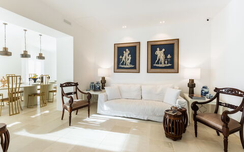 Villa Demar: Mobilia, Cornice, Comfort, Tavolo, Legna, Illuminazione, Soggiorno, Pavimentazione, Interior Design, Pavimento