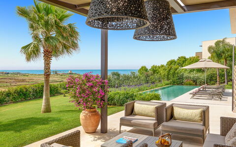 Villa Smeraldo - Sea Front | By Rocco Forte Villas: Cielo, Pianta, Proprietà, Acqua, Costruzione, Azzurro, Natura, Vaso Di Fiori, Shade, Illuminazione