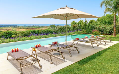 Villa Smeraldo - Sea Front | By Rocco Forte Villas: Mobilia, Proprietà, Pianta, Cielo, Ombrello, Tavolo, Shade, Azzurro, Mobili Da Esterno, Albero