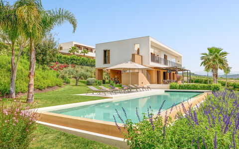 Villa Smeraldo - Sea Front | By Rocco Forte Villas: Pianta, Acqua, Proprietà, Costruzione, Cielo, Azzurro, Albero, Fiore, Architettura, Piscina