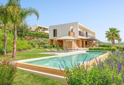 Villa Smeraldo - Sea Front | By Rocco Forte Villas: Pianta, Acqua, Proprietà, Costruzione, Cielo, Azzurro, Albero, Fiore, Architettura, Piscina