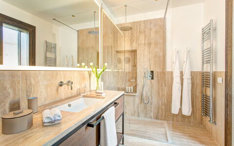 Villa Agata - Sea View | By Rocco Forte Villas: Cabinetry, Lavello, Proprietà, Rubinetto, Controsoffitto, Idraulico Fixture, Mobiletto Del Bagno, Legna, Interior Design, Lavandino Della Cucina