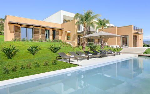 Villa Corallo - Sea Front | By Rocco Forte Villas: Costruzione, Pianta, Acqua, Cielo, Azzurro, Finestra, Albero, Piscina, Zona Residenziale, Arecales