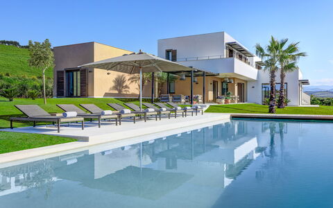 Villa Corallo - Sea Front | By Rocco Forte Villas: Acqua, Cielo, Costruzione, Azzurro, Pianta, Shade, Piscina, Albero, Urban Design, Zona Residenziale