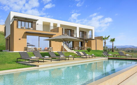 Villa Topazio - Sea View | By Rocco Forte Villas: Cielo, Acqua, Nube, Pianta, Finestra, Piscina, Costruzione, Shade, Albero, Mobili Da Esterno