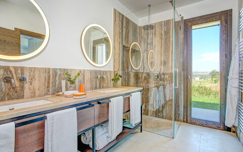 Villa Topazio - Sea View | By Rocco Forte Villas: Specchio, Cabinetry, Proprietà, Lavello, Mobilia, Rubinetto, Controsoffitto, Pianta, Idraulico Fixture, Mobiletto Del Bagno