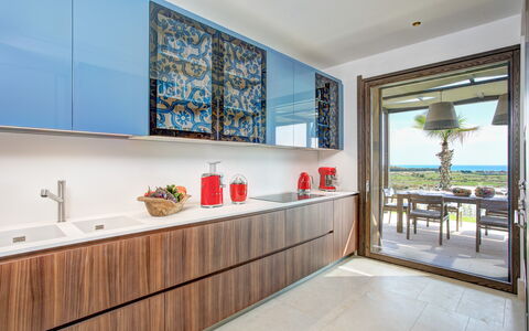 Villa Topazio - Sea View | By Rocco Forte Villas: Finestra, Mobilia, Cabinetry, Pianta, Costruzione, Controsoffitto, Interior Design, Rubinetto, Legna, Lavello