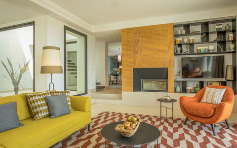 Villa Topazio - Sea View | By Rocco Forte Villas: Mobilia, Proprietà, Divano, Tavolo, Comfort, Soggiorno, Interior Design, Pianta, Pavimento, Pavimentazione