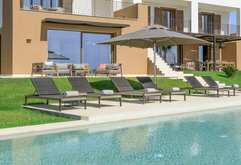 Villa Topazio - Sea View | By Rocco Forte Villas: Acqua, Finestra, Pianta, Costruzione, Shade, Piscina, Mobili Da Esterno, Lettino, Urban Design, Condominio