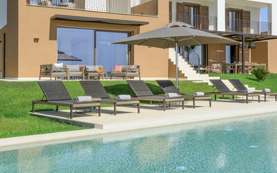 Villa Topazio - Sea View | By Rocco Forte Villas: Acqua, Finestra, Pianta, Costruzione, Shade, Piscina, Mobili Da Esterno, Lettino, Urban Design, Condominio