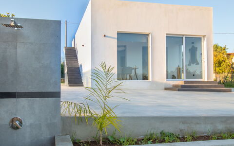 Eremita Villa Sicily: Pianta, Cielo, Azzurro, Rettangolo, Interior Design, Shade, Albero, Paesaggio, Materiale Composito, Zona Residenziale