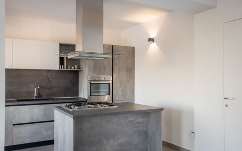 Eremita Villa Sicily: Proprietà, Cabinetry, Lavello, Controsoffitto, Lavandino Della Cucina, Costruzione, Legna, Rubinetto, Cucina Stufa, Interior Design