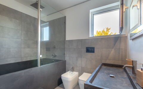 Eremita Villa Sicily: Vasca Da Bagno, Idraulico Fixture, Bagno, Rubinetto, Legna, Illuminazione, Interior Design, Pavimentazione, Pavimento