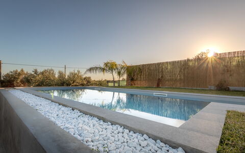 Eremita Villa Sicily: Cielo, Acqua, Risorse Idriche, Proprietà, Pianta, Luce, Architettura, Corpo D'Acqua, Erba, Parete