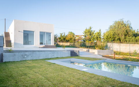 Eremita Villa Sicily: Cielo, Acqua, Pianta, Albero, Erba, Piscina, Finestra, Zona Residenziale, Paesaggio, Shade