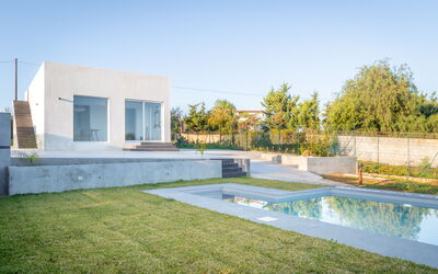 Eremita Villa Sicily: Cielo, Acqua, Pianta, Albero, Erba, Piscina, Finestra, Zona Residenziale, Paesaggio, Shade