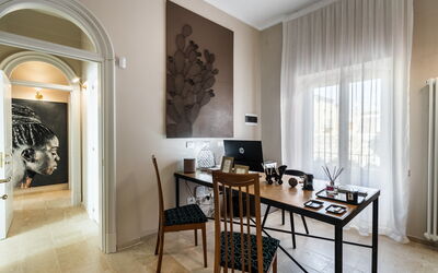 Gala e Jocanatro: Tavolo, Proprietà, Mobilia, Legna, Costruzione, Interior Design, Architettura, Finestra, Pavimentazione, Cornice