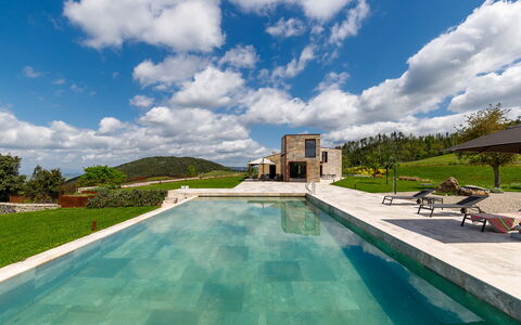 Villa Velari In Volterra With Private Pool, Ac: Nube, Acqua, Cielo, Pianta, Costruzione, Piscina, Azzurro, Albero, Casa, Corpo D'Acqua