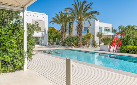 Villa Vinner: Pianta, Cielo, Acqua, Proprietà, Azzurro, Albero, Piscina, Costruzione, Shade, Arecales