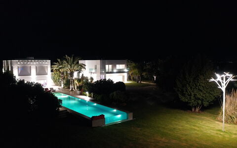 Villa Vinner: Acqua, Pianta, Costruzione, Natura, Piscina, Albero, Illuminazione, Casa, Erba, Tempo Libero