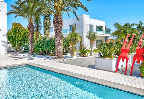 Villa Vinner: Acqua, Pianta, Giorno, Proprietà, Cielo, Costruzione, Azzurro, Albero, Piscina, Finestra