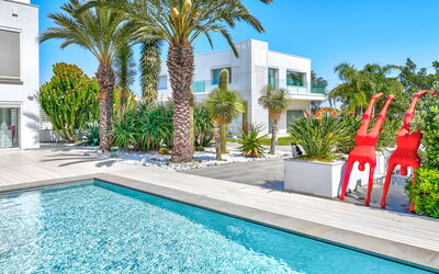 Villa Vinner: Acqua, Pianta, Giorno, Proprietà, Cielo, Costruzione, Azzurro, Albero, Piscina, Finestra