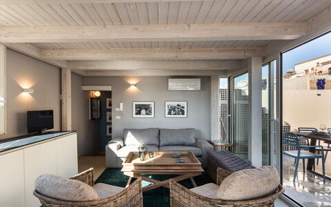 Terrazza Di Erika: Tavolo, Divano, Mobilia, Proprietà, Comfort, Legna, Illuminazione, Cornice, Interior Design, Divano Letto