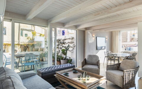 Terrazza Di Erika: Tavolo, Mobilia, Proprietà, Divano, Costruzione, Pianta Della Casa, Pianta, Illuminazione, Legna, Interior Design