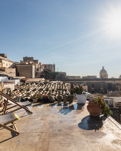 Terrazza Di Erika: Cielo, Costruzione, Urban Design, Pianta, Vaso Di Fiori, Zona Residenziale, Casa, Paesaggio, Nube, Pianta Della Casa