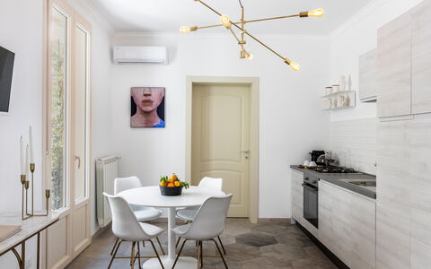 Alma Suite: Cornice, Mobilia, Proprietà, Tavolo, Cabinetry, Costruzione, Legna, Sedia, Illuminazione, Architettura