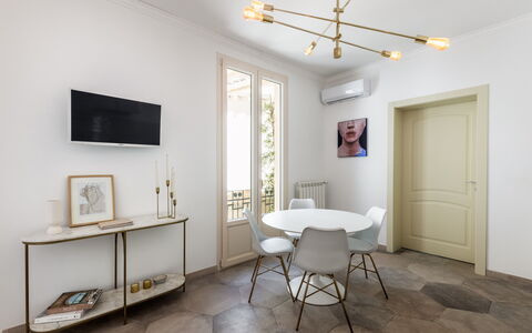 Alma Suite: Mobilia, Proprietà, Cornice, Interior Design, Tavolo, Legna, Illuminazione, Pavimentazione, Pavimento