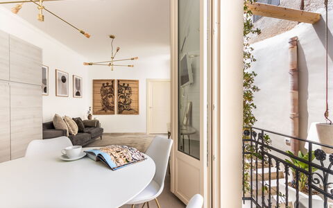 Alma Suite: Mobilia, Proprietà, Tavolo, Sedia, Costruzione, Illuminazione, Pianta, Interior Design, Cornice, Comfort