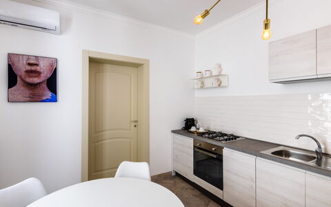 Alma Suite: Cabinetry, Lavello, Controsoffitto, Proprietà, Mobilia, Cornice, Lavandino Della Cucina, Bianca, Costruzione, Rubinetto