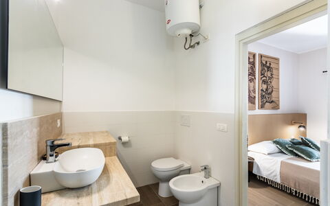 Donna Rosa Holiday Home: Lavello, Idraulico Fixture, Proprietà, Rubinetto, Lavandino Del Bagno, Bianca, Bagno, Costruzione, Illuminazione, Architettura