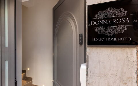 Donna Rosa Holiday Home: Proprietà, Costruzione, Legna, Porta, Parete, Font, Latifoglie, Porta A Casa, Camera