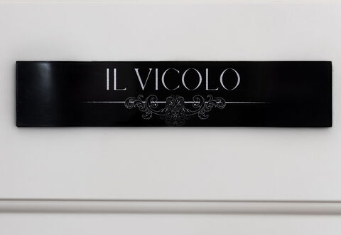 Donna Rosa Holiday Home: Rettangolo, Font, Fashion Accessory, Metallo, Segnaletica, Logo, Blu Elettrico