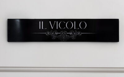 Donna Rosa Holiday Home: Rettangolo, Font, Fashion Accessory, Metallo, Segnaletica, Logo, Blu Elettrico