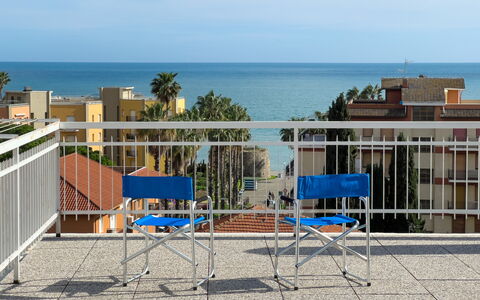 Casa Carlotta - San Bartolomeo Al Mare: Cielo, Costruzione, Acqua, Nube, Azzurro, Blu, Shade, Albero, Urban Design, Recinzione