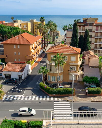 Casa Carlotta - San Bartolomeo Al Mare: Costruzione, Pianta, Cielo, Giorno, Proprietà, Nube, Finestra, Infrastruttura, Casa, Albero