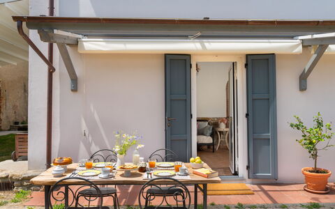 Villa Dei Tigli: Pianta, Tavolo, Proprietà, Costruzione, Mobilia, Vaso Di Fiori, Legna, Interior Design, Shade, Tavolo Esterno