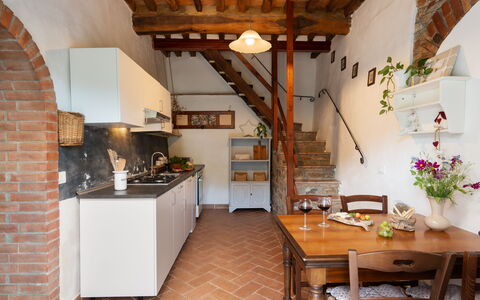Villa Dei Tigli: Mobilia, Proprietà, Tavolo, Pianta, Costruzione, Legna, Cabinetry, Sedia, Interior Design, Pavimento