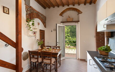 Villa Dei Tigli: Mobilia, Tavolo, Proprietà, Pianta, Pianta Della Casa, Legna, Interior Design, Vaso Di Fiori, Cabinetry, Sedia