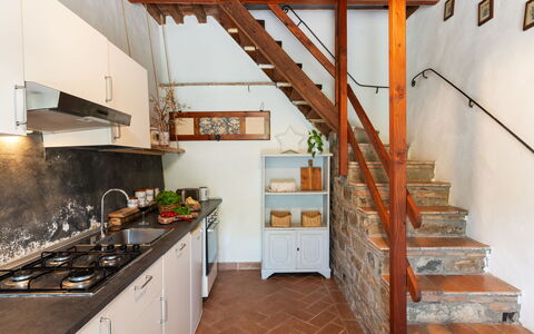 Villa Dei Tigli: Controsoffitto, Cabinetry, Proprietà, Le Scale, Elettrodomestico Da Cucina, Cucina Stufa, Legna, Cucina, Pavimentazione, Pavimento