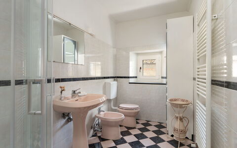 Villa Dei Tigli: Specchio, Idraulico Fixture, Lavello, Rubinetto, Proprietà, Lavandino Del Bagno, Costruzione, Bagno, Viola, Interior Design
